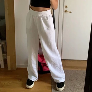 Vita linnebyxor  - Säljer dessa trendiga linnebyxorna som tyvärr aldrig kommer till användning då dem är för långa för mig. Storlek M. Prislappen är tillomed kvar. Den första bilden är lånad 