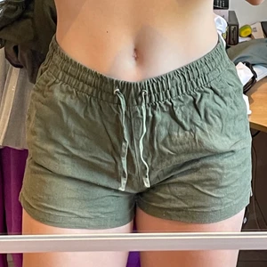 LOGG x H&M khaki-gröna linneshorts - khaki/militärgröna shorts i linnematerial från L.O.G.G. 10/10 skick endast använda 2-3 ggr.   Kan mötas upp runt varberg, köpare står för frakt