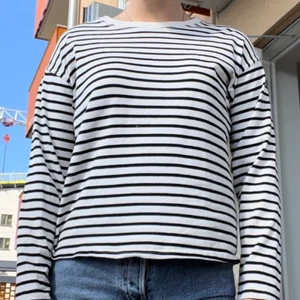 Randig tröja - Randig tröja från zara. Lite tjockare material. Ber om ursäkt för dåliga bilder - var väldigt stressad. 