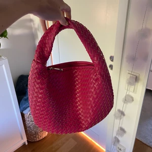 Rosa bottega-likande väska! - Väska från nakd i en fantastisk rosa färg! Ordinarie pris 499kr men säljer för 390+frakt. I oanvänt skick!