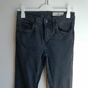 Gråsvart slim fit jeans från Livergy, storlek 32/32. Inte använd alls