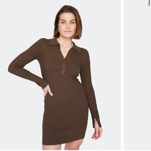 Brun klänning  - Brun klänning ifrån Bikbok som inte kommer till användning, slutsåld på hemsidan, frakt tillkommer