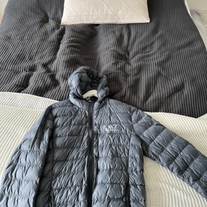 Tunn Armani jacka  - En tunn Armani jacka perfekt för sommaren när det är lite kallare, Den är i extremt bra skick skulle säga en 8/10 och är i storlek L. Påridet är inte hugget i sten så skriv om ni är intresserade!