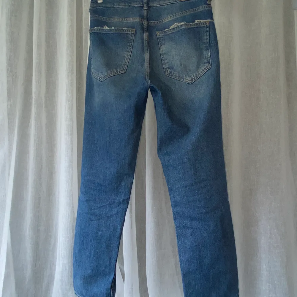 Säljer dessa mörkblåa jeans från Gina Tricot, strlk 36. Säljer för 150kr, köparen står för frakten💞🌸. Jeans & Byxor.