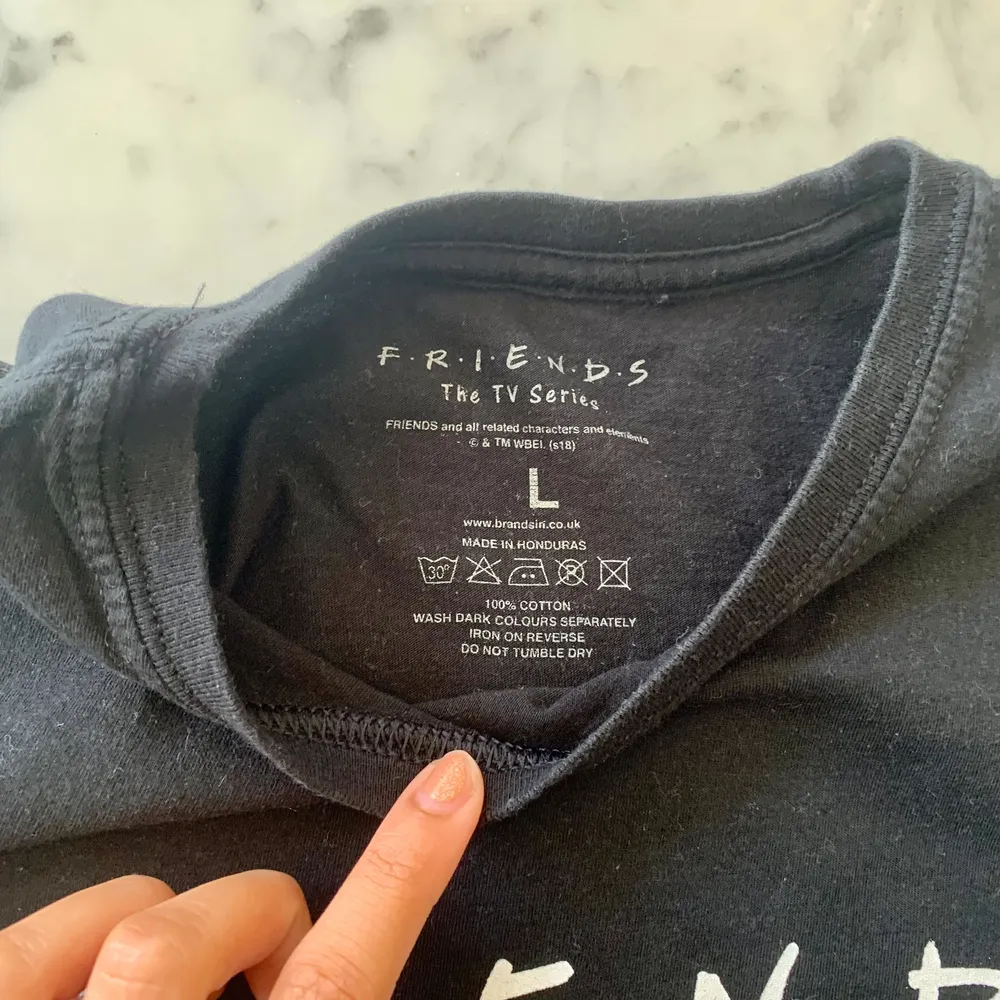 En svart friends t-shirt som knappt är använd! Tröjan är inte i storlek L utan mer åt S hållet! ❤️‍🔥. Skjortor.