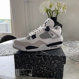 Air Jordan 4 - Helt nya.  Storlek 45   (Digitalt kvitto finns)