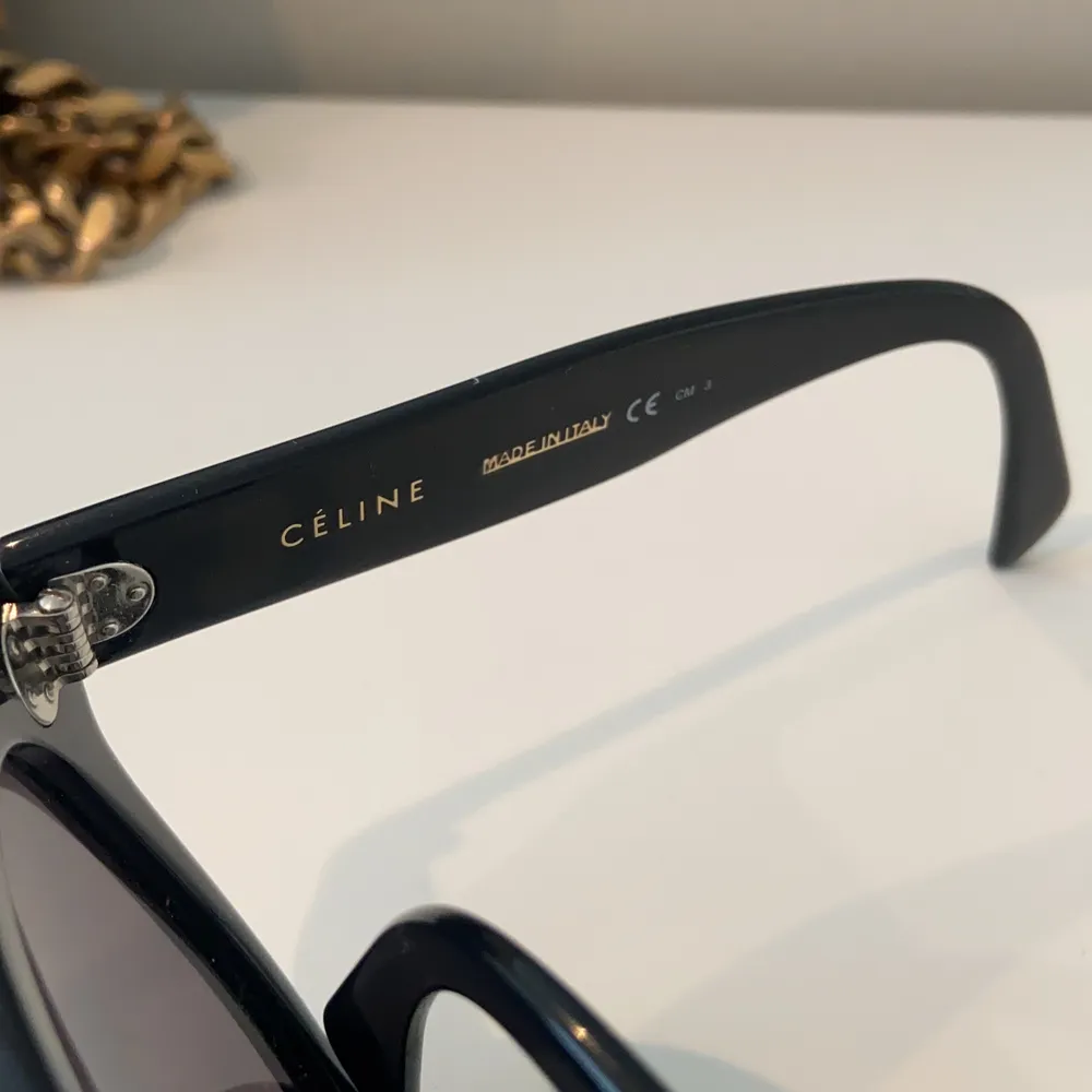 Celine solgasögon modell audrey  Säljes pga att de inte kommer till användning  Har ”böjt till dom” för att passa mig bättre men går enkelt att böja om hos vilken optiker som helst om man vill det.  . Accessoarer.