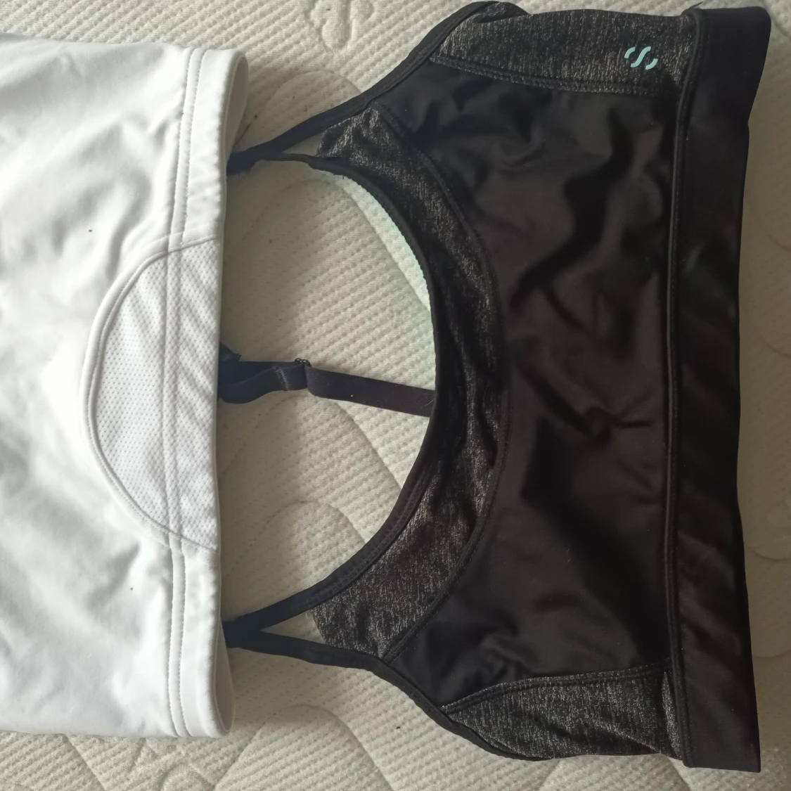 Tre stycken såort BH - 90