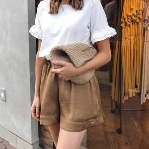 Shorts i silke-liknande mateiral - Från HM. Inga defekter. Storlek XS. Bild 1 för inspo!! Frakt tillkommer 49kr