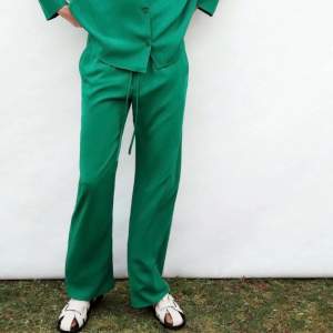 Så fina gröna byxor från Zara💚 Väldigt sköna att ha på sig och sitter snyggt på! Säljer då de tyvärr inte kommer till användning längre, men är i väldigt bra skick!💘 Nypris 500 (sista bilden är lånad) <3