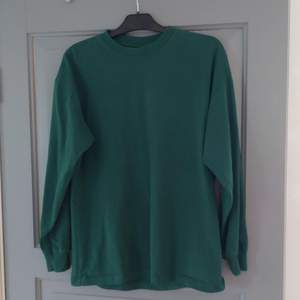 En grön långarmad tröja från HM. Tunnt material med muddar på ärmen. Köpt från herravdelningen storlek S. Köparen står för frakt.