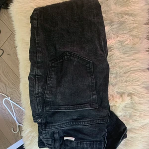 Svarta jeans  - Ett par svarta jeans. Dem har blivit lite missfärgade men annars ser jag inget fel på dem. Dem e dessutom slim.