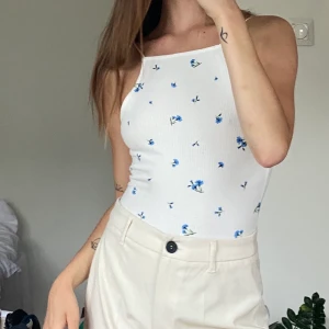 Linne/body med blommor - Söt body ifrån H&M i superbra skick! Storlek S 🧚🏼‍♀️