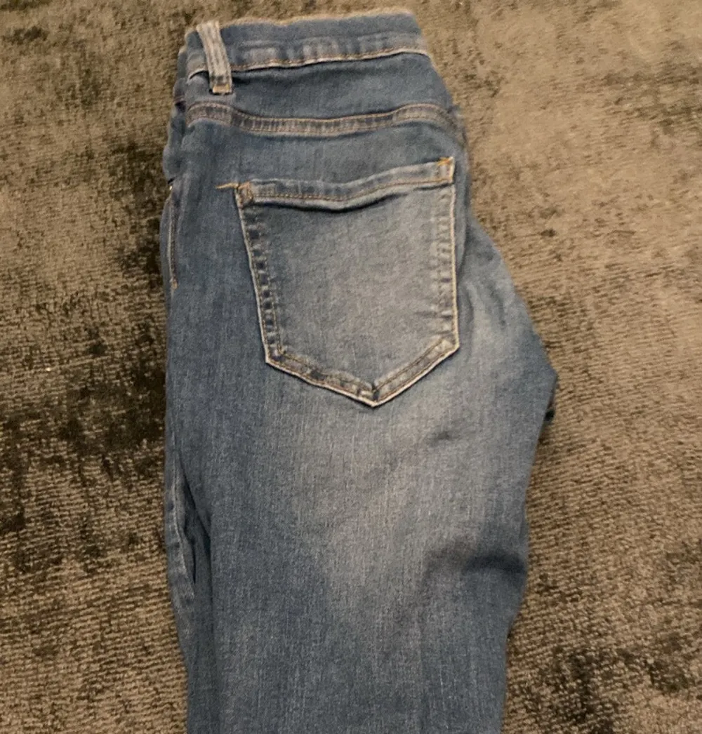 Säljer mina skinny jeans har nästan aldrig kommit till användning. Köpte för 6 månader ungefär. Köpte från Gina för 249kr . Säljer för 99kr.Säljaren står för frakten. Står inte för postnord slarv . Mer info skriv dm  . Jeans & Byxor.