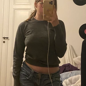 stickad tröja  - FINNS KVAR! jättefin och mysig tröja som är handgjord i Nepal!  Exklusivt cashmere. Storlek M men kan passa S/XS som oversize eller L som en lite tajtare tröja. I väldigt bra skick!