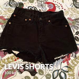 Säljer mina favorit shorts pågrund av att dem har blivit för små.  Köpte dem här på tise för några år sedan.  100kr + frakt 📦💕 Storlek W29