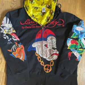 Ed Hardy hoodie🖤 - Super snygg Ed Hardy hoodie i gott skick💗 Plagget kan vändas ut och in och användas med det innertyget utåt✨ Storlek M💕 Storlek M 
