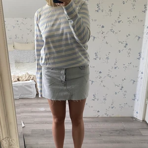 Randig tröja ganni - Jättefin blå/vitrandig tröja från GANNI. Storlek S. 