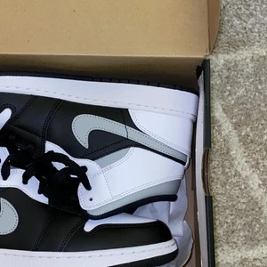 Air Jordan 1 Mid White Shadow  - Säljer nu mina kära jordans mids som köptes för ca 1 år sedan, väldigt sparsamt använda. Ett par skor som aldrig kommer gå ur tiden 😮‍💨 Originalbox medföljer!  Köpte mina för nypris 1700kr. Ligger ute på restocks för över 3000kr! INGA SKAMBUD 