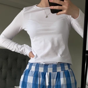 Vit långärmad tröja - Tröjan är oanvänd💖 jag säljer den då jag tycker att den är väldigt genomskinlig. Köpt på Zalando och är av märket Anna Field.