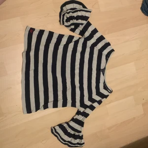 Randig tröja  - Fin, använd vid några tillfällen och sitter fint