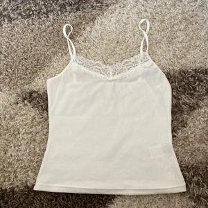 Vit spets linne - Vanligt linne i storlek M. Linnet va lite lite genomskinligt på mig med lite mörkare hy. Den var även lite tajt på mig. Och linnet är från shein då jag bästelde en svart också men den ska jag inte sälja. Har bara testat den en gång. Säljs bara i Stockholm