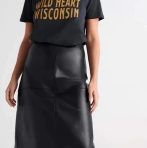 Skinnkjol - Svart skinnkjol från Gina. Aldrig använd