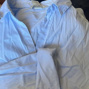 Skjorta - Ljusblå skjorta, ytterst använd. 