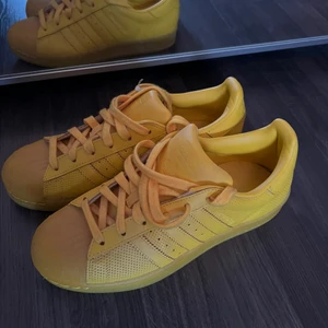 Adidas skor - Gamla retro adidas skor, aldrig använda men stått i garderoben ett tag