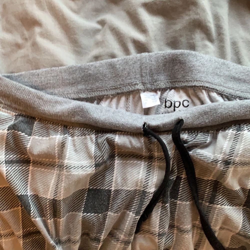 Gråa pyjamasbyxor från bonprix mönstrade i storlek 40/42. (Mindre i storleken). Jeans & Byxor.