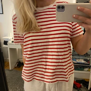 Randig t-shirt - Röd randig t-shirt från zara i bra skick. Storlek L men liten i storleken. Köparen står för frakten💗