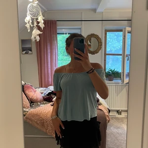 Mjuk ljus turkos t-shirt  - Turkos Väldigt mjuk t-shirt och skön till sommaren, fladdrig och storlek XS, (men kan även bäras på mig som egentligen har storlek M), från Lindex och är i fin fint skick💗 kom privat<3
