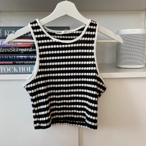 Stickat linne - Gulligt stickat linne från pull&bear, använt 1 gång. Kan hämtas i Telefonplan, annars står köparen för frakten 🥰