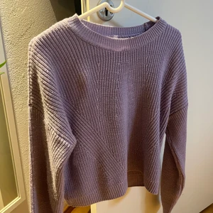 Lila stickad tröja - Lila stickad tröja aldrig använd! Storlek S