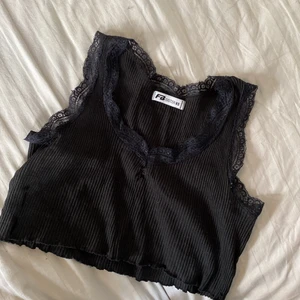 Snygg tanktop  - Enkel svart tanktop med V-ringning och spets 