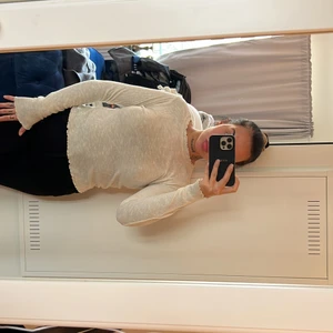 Tröja med små volanger - Köpt på New yorker, aldrig använd. 