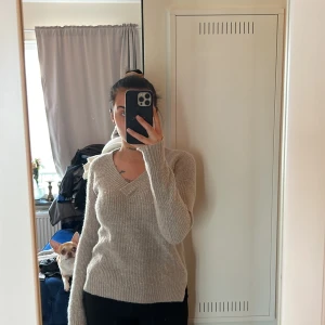 Stickad tröja  - Köpt på Nakd, aldrig använd 