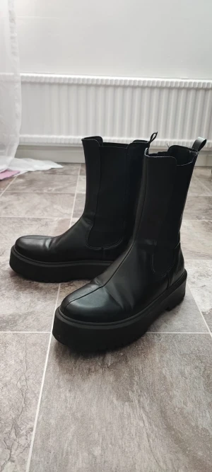 Platå skor - Kommer inte längre till användning och är fortfarande i god skick fast den är använd. Nypris: 559kr ♡ köparen står för frakt