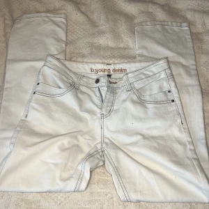 B.young byxor - Ett fint par byxor som jag köpte från en loppis men passade inte så bra. Dom är väldigt fina, och är i ett fint skick! Men dom har ett hål i högra knäet. Det är inte jättestort💗