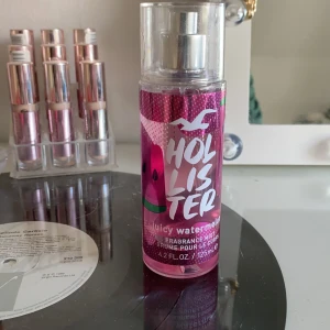 Hollister Body Mist - Skit GOD body mist från Hollister med lukt av Juicy Watermelon !! Luktar fräscht och sött 💞