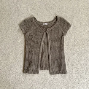 Stickad kofta - Tunn stickad kofta med Matilda Djerf-vibes, från märket Pimkie! Perfekt till våren/sommaren 💕