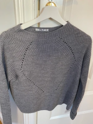 Stickad tröja säljes  - Säljer denna superfina stickade tröjan! Kom privat vid frågor eller intresse!❤️