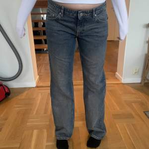Säljes: Arrow jeans från weekday i färgen dusty blue. Aldrig använda (endast provade). Nypris 590 kr. Pris: 400 + frakt 