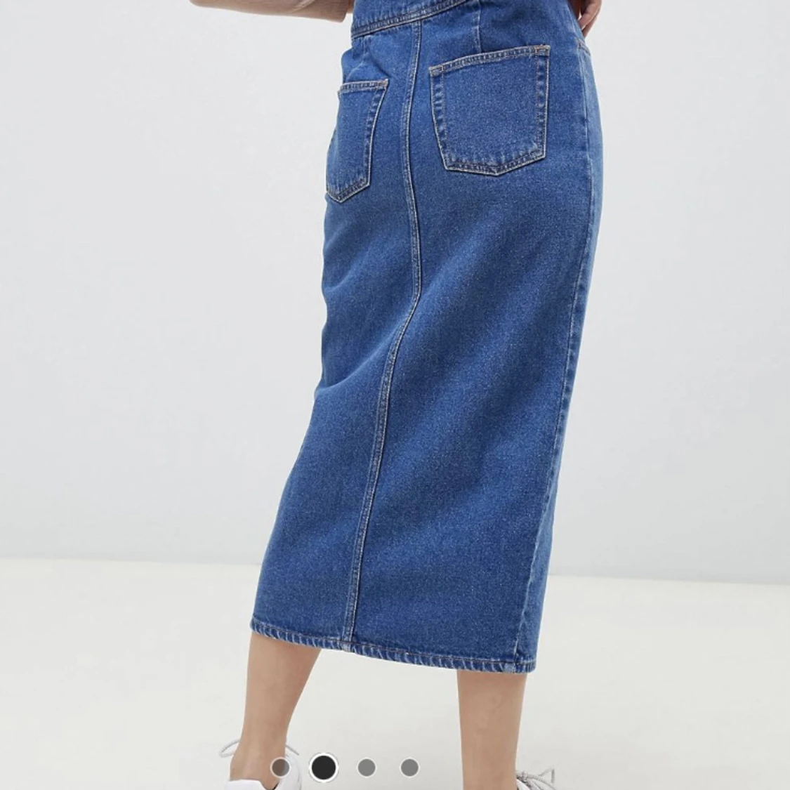 Mellanblå midikjol i denim med tryckknappar  - 90