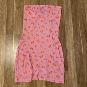 Bandeau-klänning  - Bandeau-klänning från Misslissibell x NaKd. Nyskick 💞