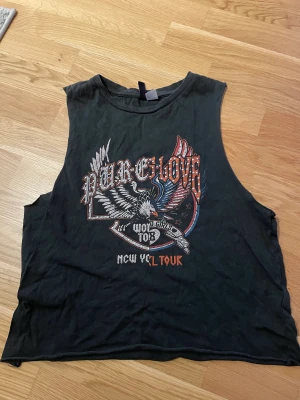 Snyggt rockigt linne - Snyggt mörkgrått rockigt linne med tryck! Använt en del men fortfarande i bra skick, storlek S