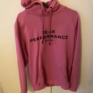 Rosa hoodie från Peak Performance, fint skick 💞 storlek L, men inte stor i storlek