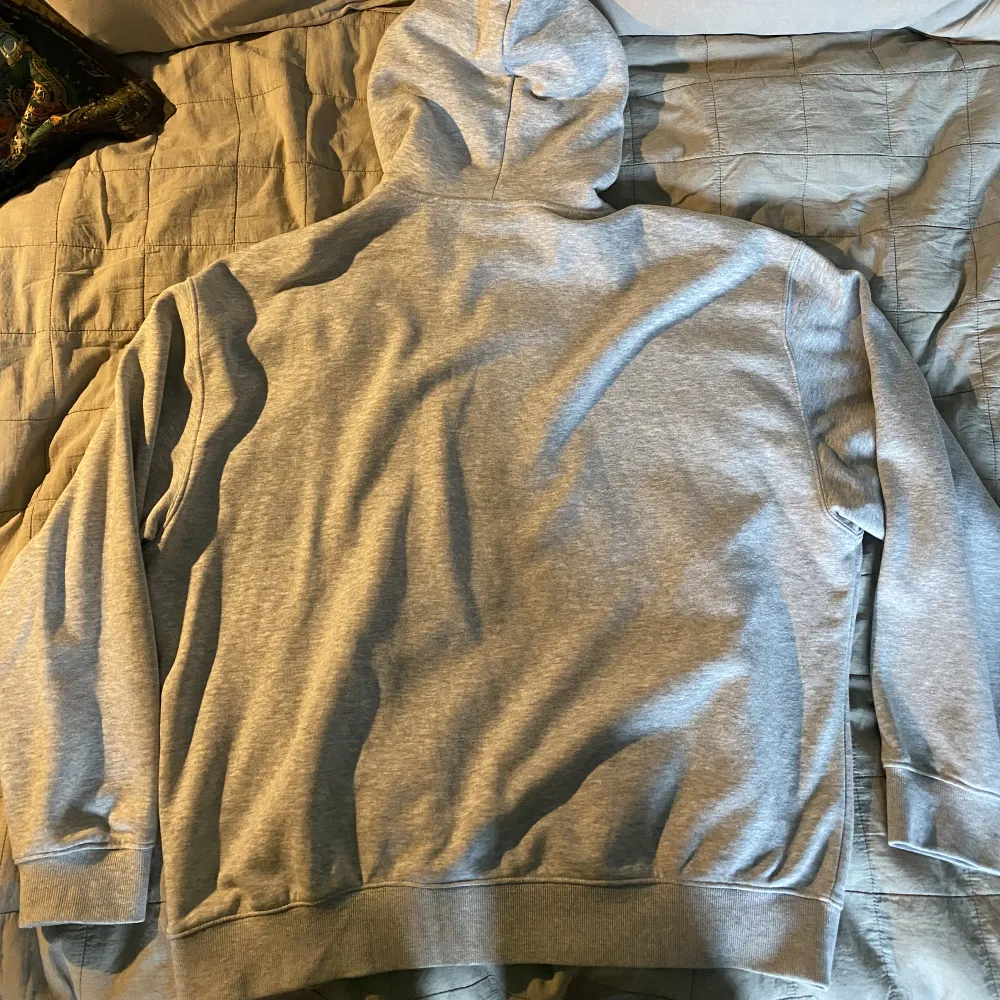 Snygg grå hoodie! Size M. Kondition 10/10 aldrig använts. Pris: 150kr. Hoodies.