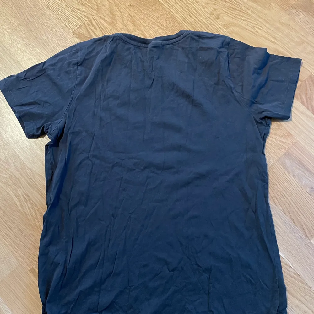 Gullig mörkgrå t-shirt med tryck från Gina Tricot! Använd en del men i bra skick, storlek M. T-shirts.