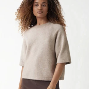 Stickad topp - Säljer denna jättefina stickad topp från &otherstories